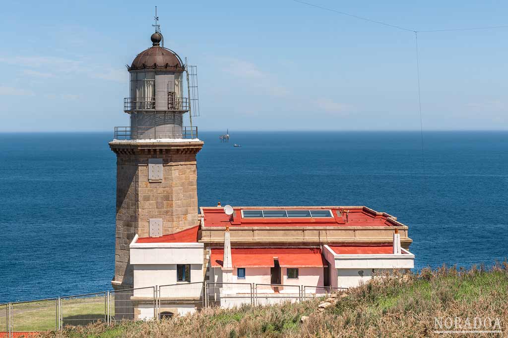 Faro nuevo del cabo Matxitxako con la plataforma de gas Gaviota de fondo