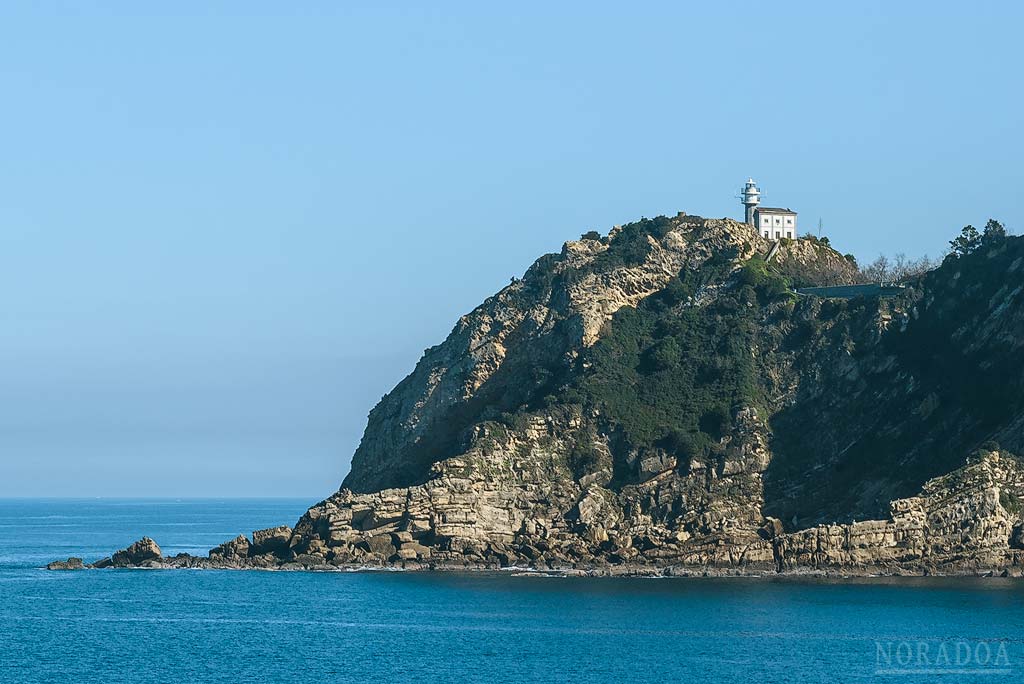 El faro de Getaria está situado en la cima del monte San Antón