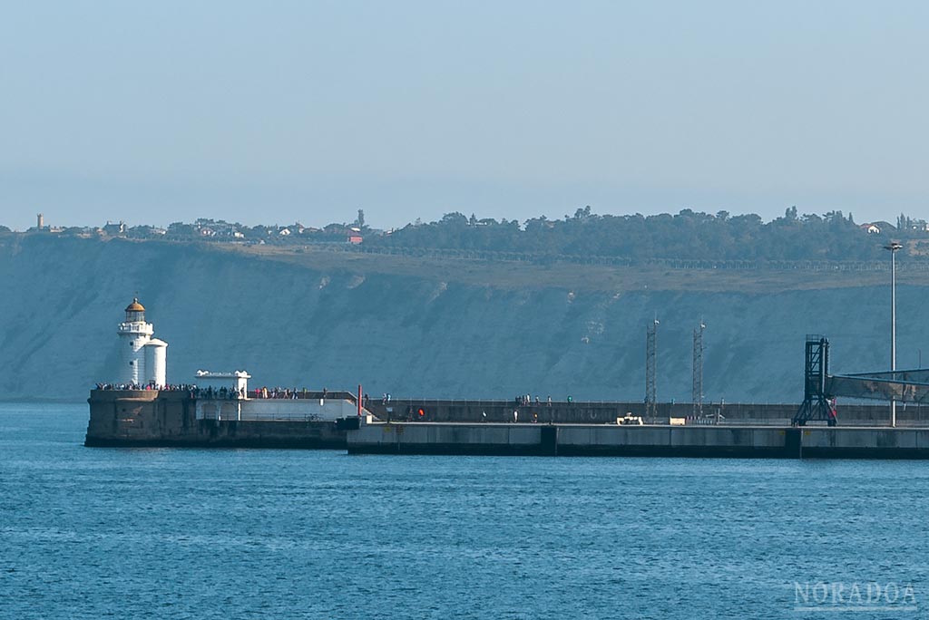 Faro del muelle de Arriluze visto desde Portugalete