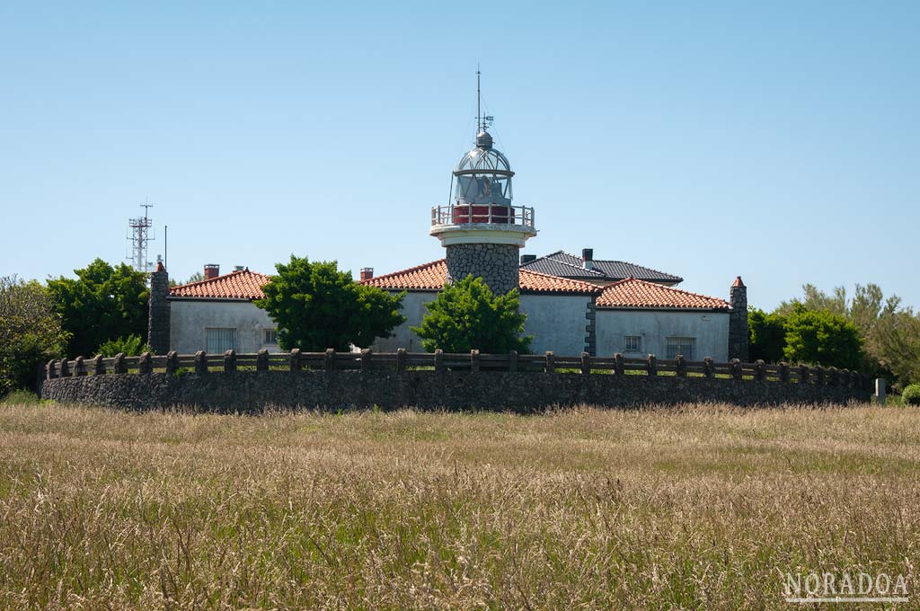 Vista general del faro de Punta Galea