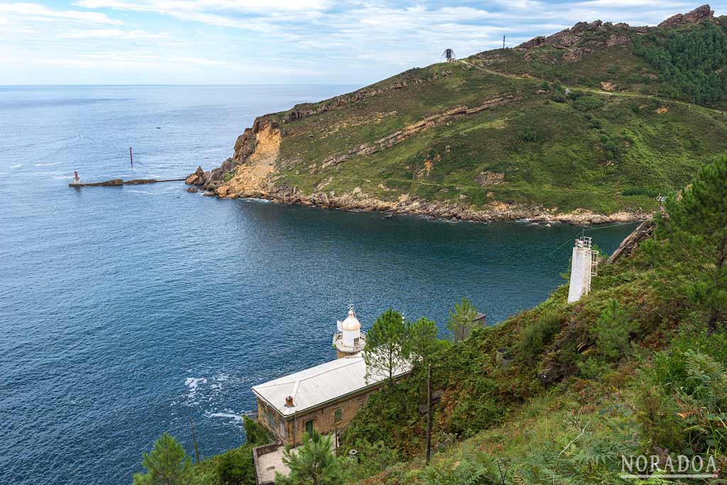 El faro de Senekozuloa señala la entrada al puerto de Pasajes