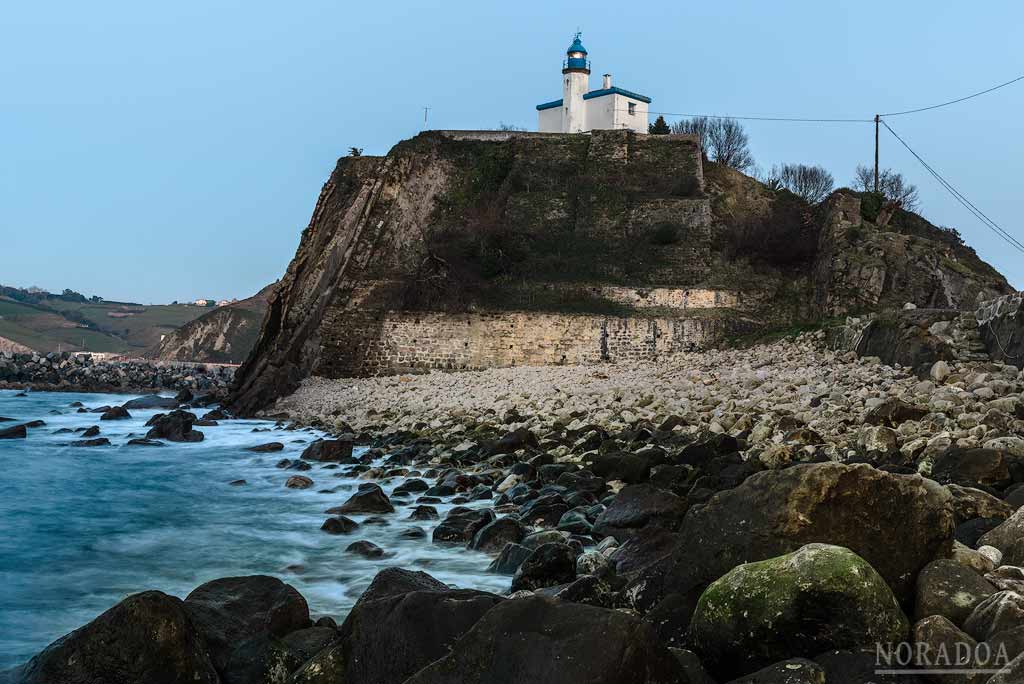 Faro de Zumaia visto desde la playa rocosa de Inpernupe