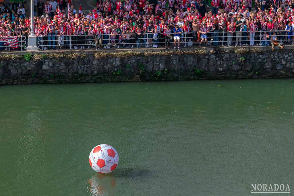 Fotos del 11 de abril del 2024, celebración de la victoria de la Copa del Rey por parte del Athletic Club de Bilbao con la gabarra recorriendo la ría del Nervión