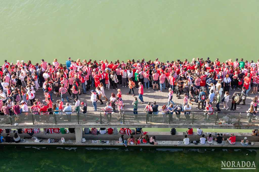 Fotos del 11 de abril del 2024, celebración de la victoria de la Copa del Rey por parte del Athletic Club de Bilbao con la gabarra recorriendo la ría del Nervión