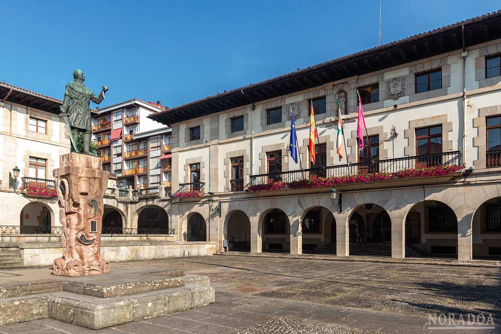 Plaza de los Fueros con el  monumento al Conde don Tello en el centro