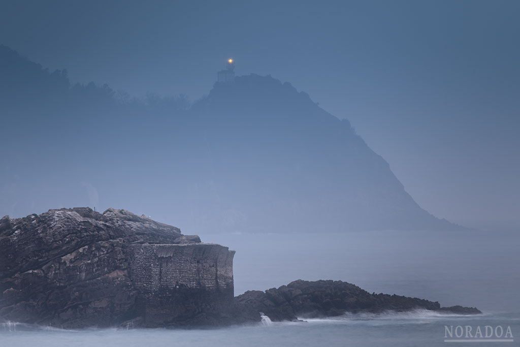 Faro de Getaria al amanecer visto desde el rompeolas de Orio