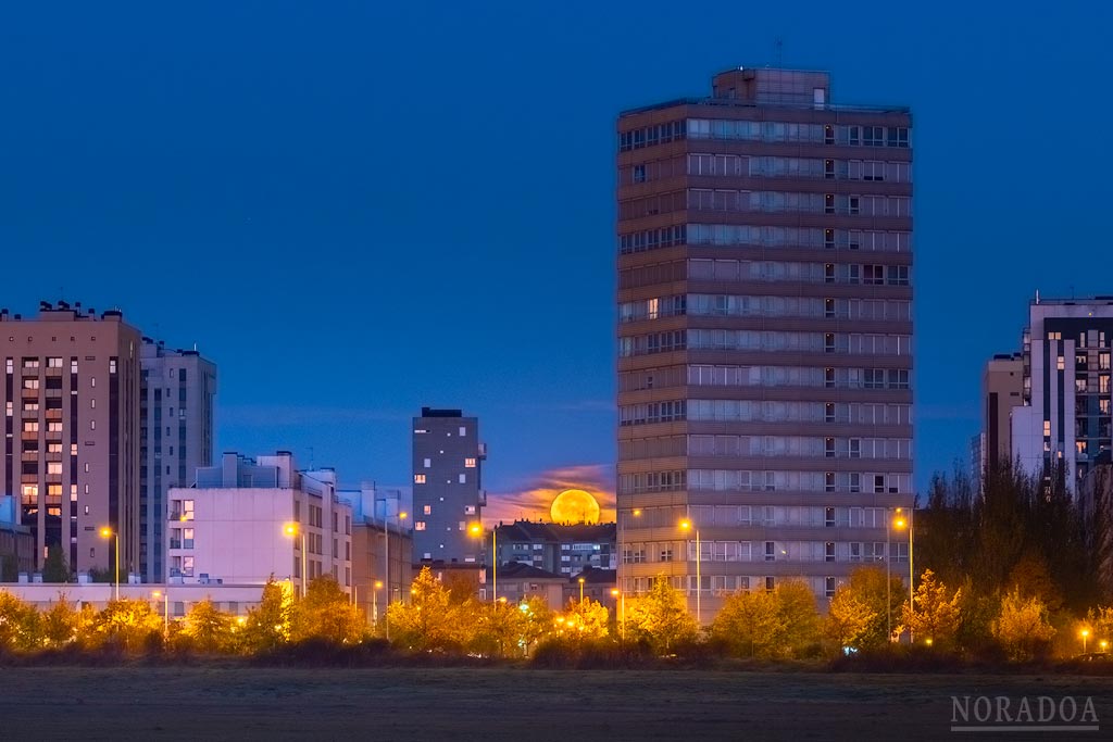 Barrio de Salburua con la luna de fondo