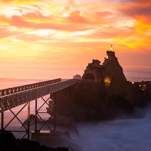 Roca de la Virgen en Biarritz al atardecer