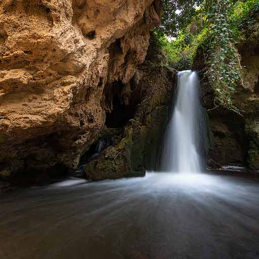 Cascada del Pozo de las Truchas en el Cañón del río Val, Soria