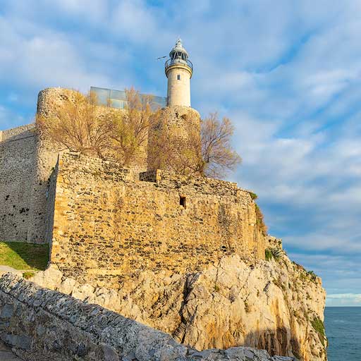 Faro de Santa Ana en Castro Urdiales