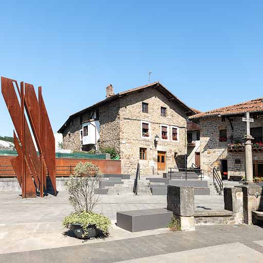 Plaza Andikona en Oxandio, Bizkaia
