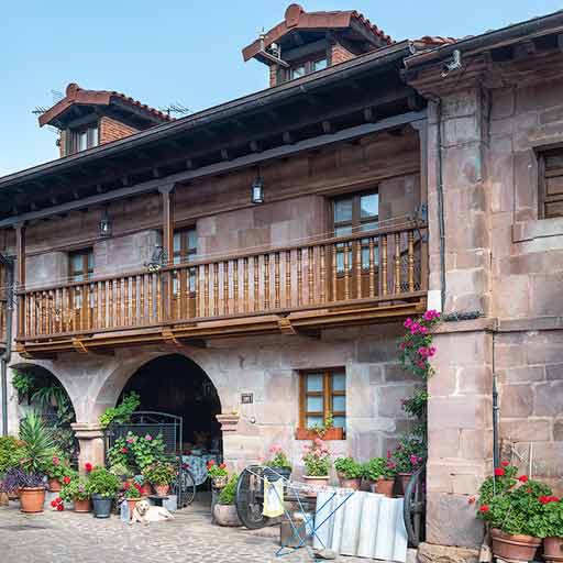 En Carmona, declarado Conjunto Histórico-Artístico, queda perfectamente reflejado la arquitectura típica de las casonas montañesas