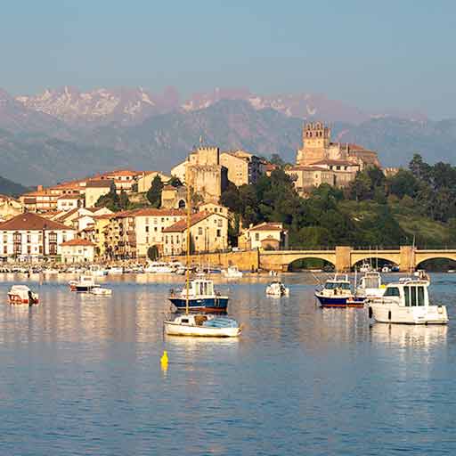 San Vicente de la Barquera desde la playa del Rosal