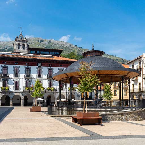 Plaza Nagusia de Azpeitia con el Ayuntamiento de fondo
