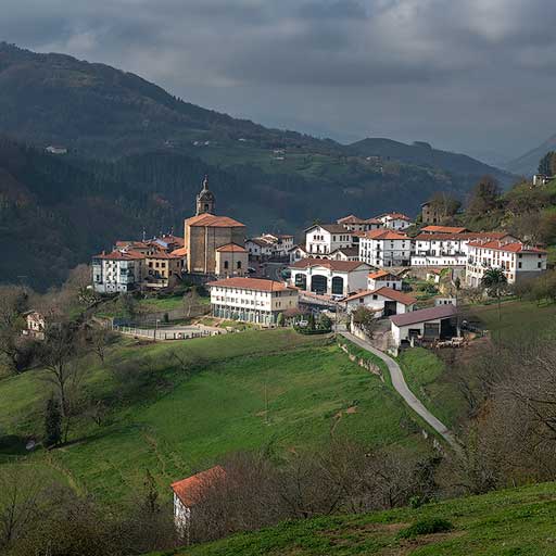 Panorámica del pequeño casco urbano de Errezil-Régil