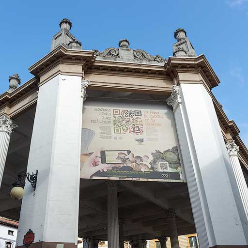 El mercado de Ordizia es un edificio abierto con columnas de estilo clásico que terminan en capiteles corintios