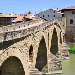 Puente la Reina/Gares