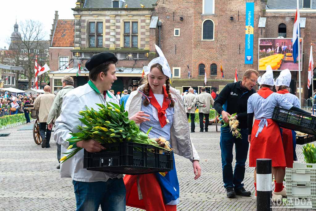 Mujeres vestidas con trajes regionales en el mercado del queso de Alkmaar
