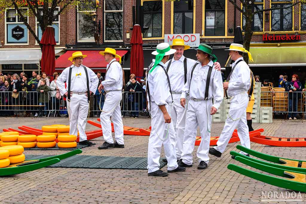 Porteadores de quesos en el mercado