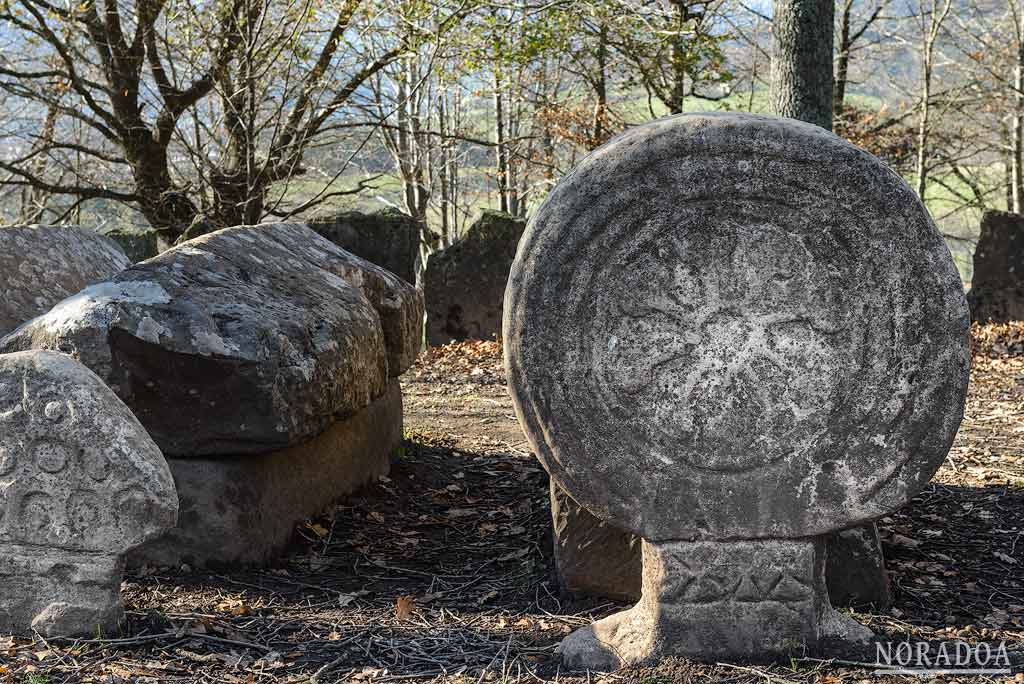 Estelas funerarias en la necrópolis de Argiñeta en Elorrio