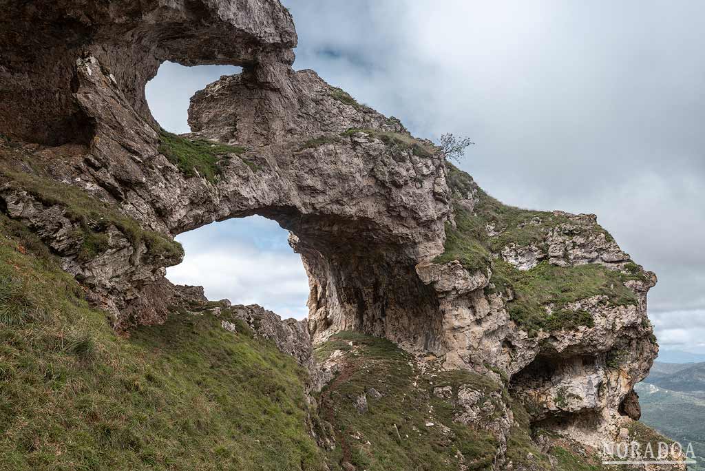 El Ojo de Iruaitzeta, arco natural en la Sierra de Urbasa