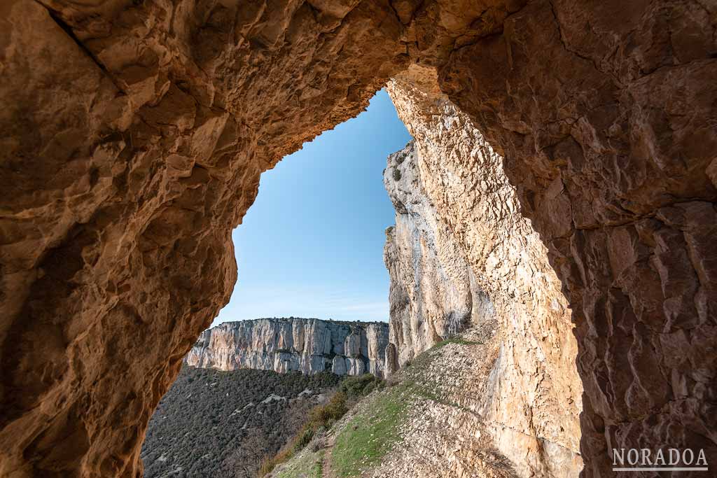 Pequeña ventana de la sierra de Lokiz
