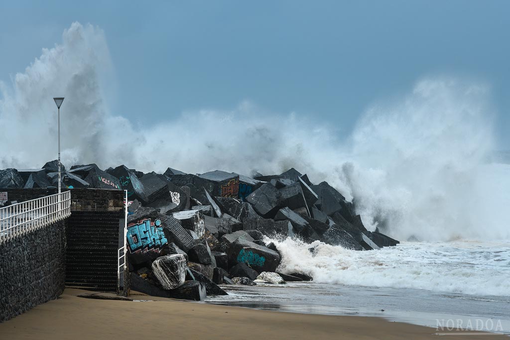 Olas sobre el Espigón del Kursaal