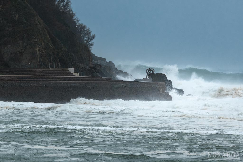 El Peine del Viento desde el túnel de Miramar