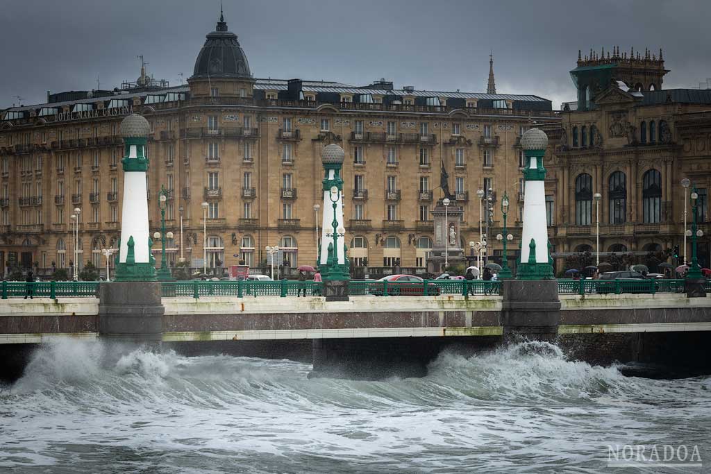 Puente del Kursaal o de Zurriola sobre el río Urumea
