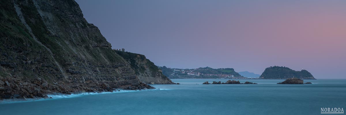 Getaria al amanecer visto desde el rompeolas de Orio