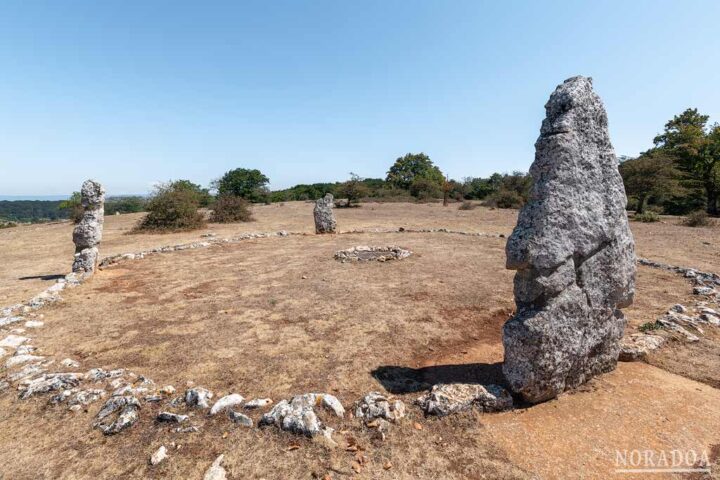 Crómlech de Mendiluze, con su característico círculo de piedras