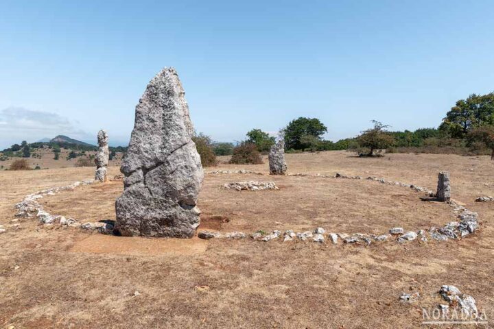Crómlech de Mendiluze en el parque megalítico de Legaire de la sierra de Entzia