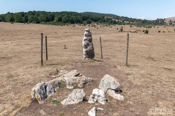Restos del dolmen y menhir de Legaire Norte