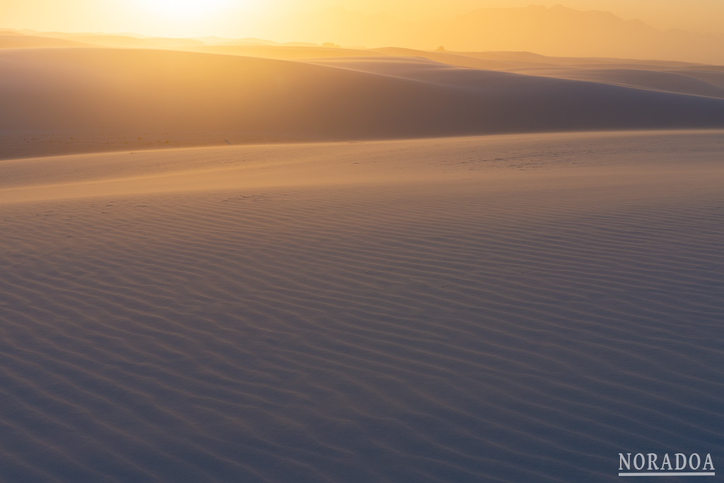 Atardecer entre las dunas blancas de White Sands, Nuevo México.