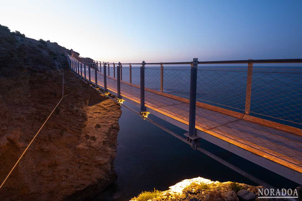 La Pasarela Colgante de Jolúcar es el primer puente peatonal sobre el mar Mediterráneo en España