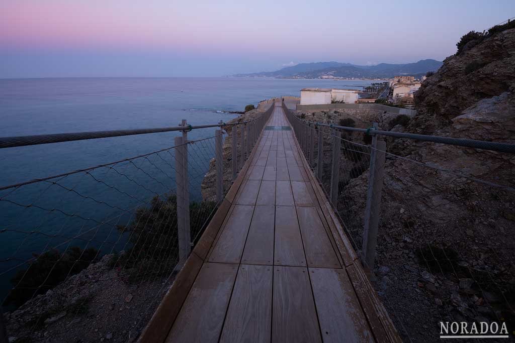 La Pasarela Colgante de Jolúcar es el primer puente peatonal sobre el mar Mediterráneo en España