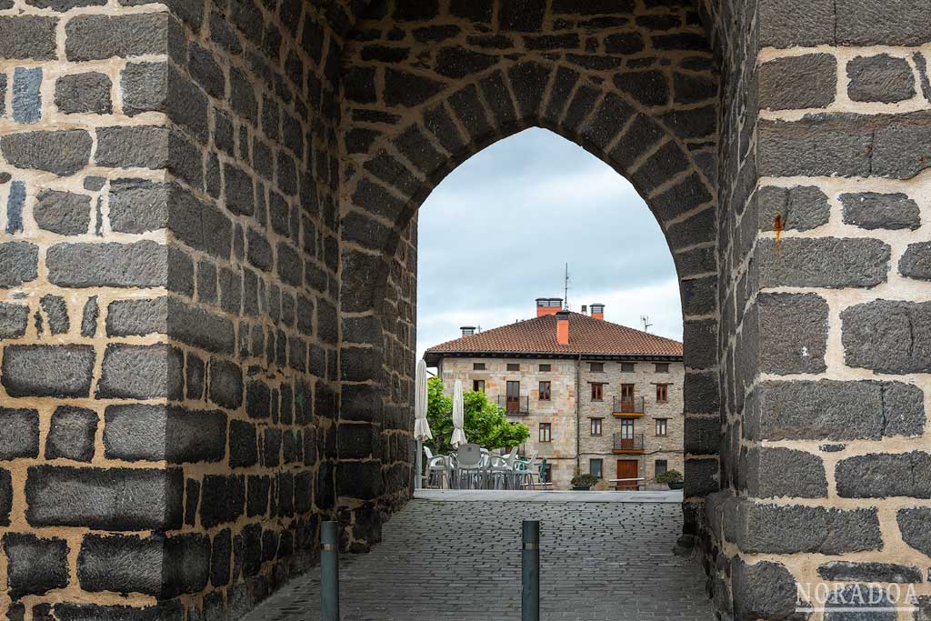 Puerta gótica (arco del Cristo) de Legutio