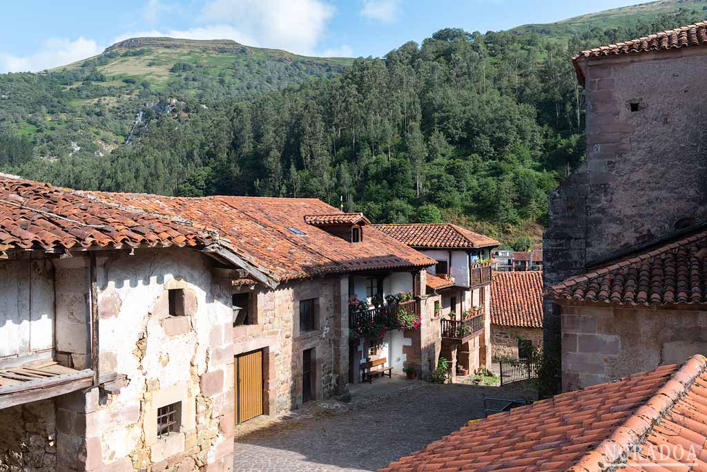 En Carmona, declarado Conjunto Histórico-Artístico, queda perfectamente reflejado la arquitectura típica de las casonas montañesas