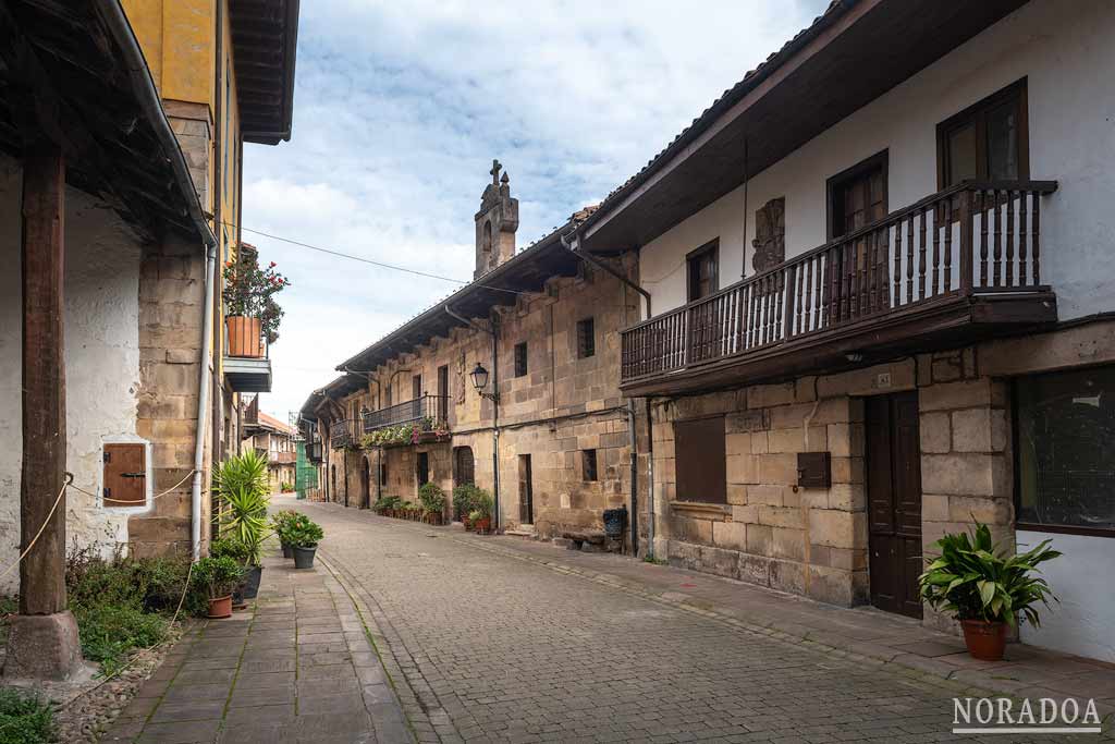 El casco urbano de Cartes conserva su disposición medieval originaria heredera del antiguo trazado del Camino Real