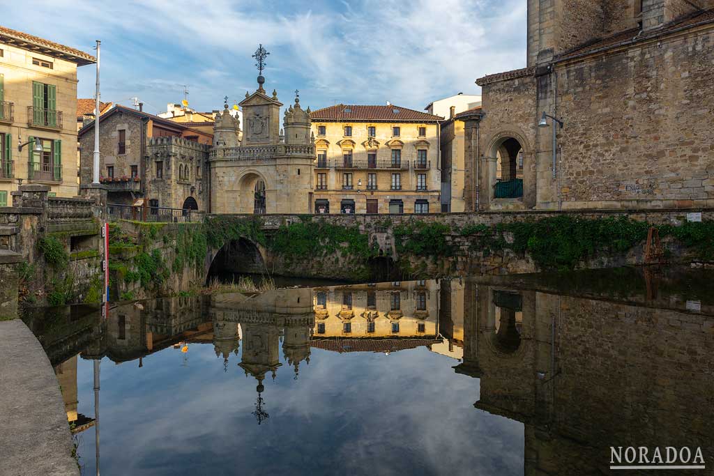 Arco de Santa Ana reflejado en el río Mañaria