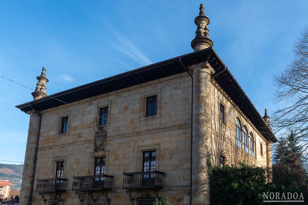 Palacio de Tola, uno de los muchos edificios blasonados de 'La Villa de los Escudos'