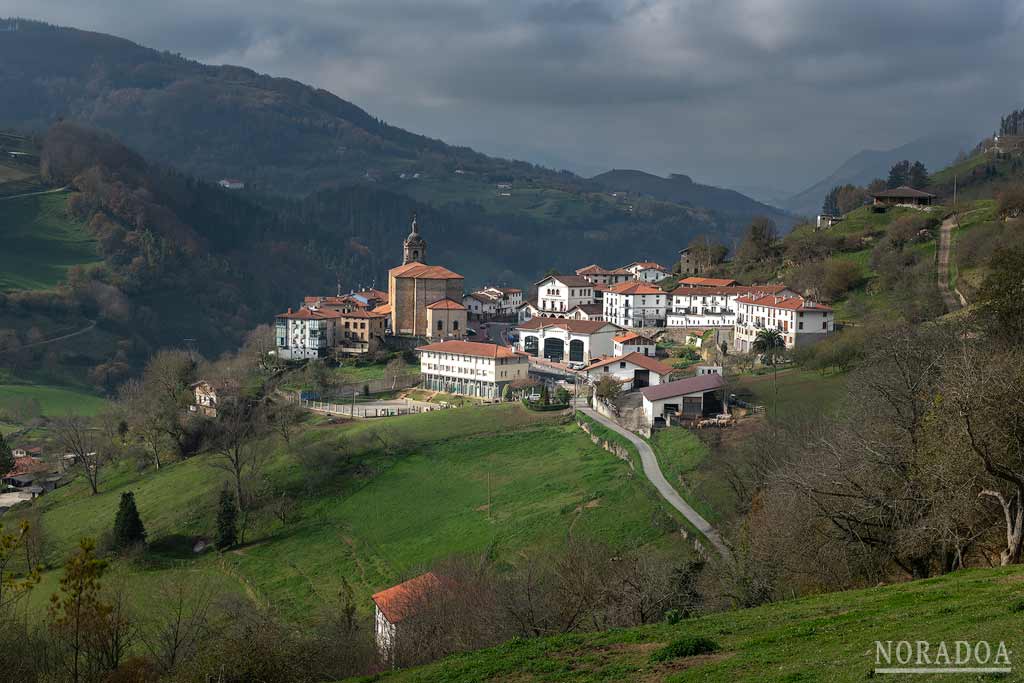 Panorámica del pequeño casco urbano de Errezil-Régil