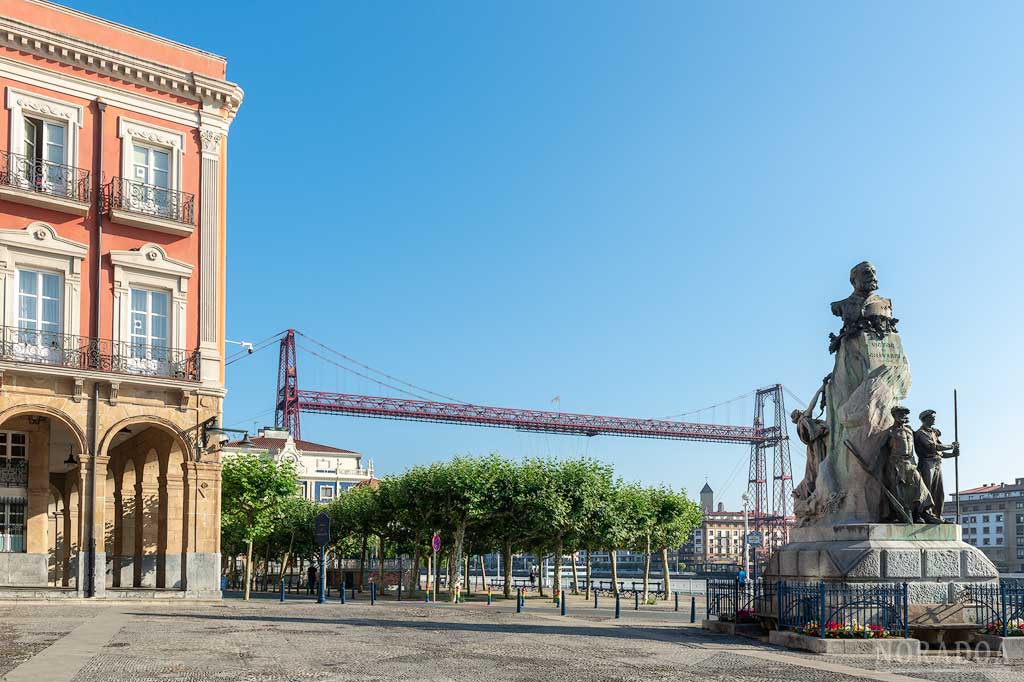 Plaza del Ayuntamiento con el Monumento a Víctor Chávarri