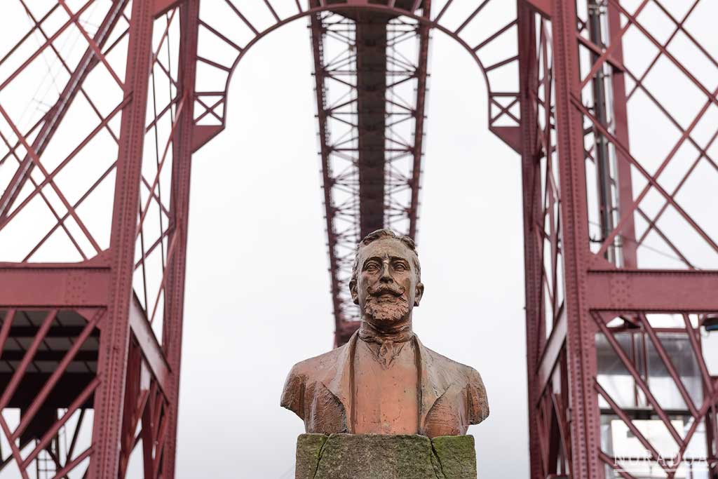 Estatua de Alberto de Palacio, ingeniero que diseñó el Puente Colgante