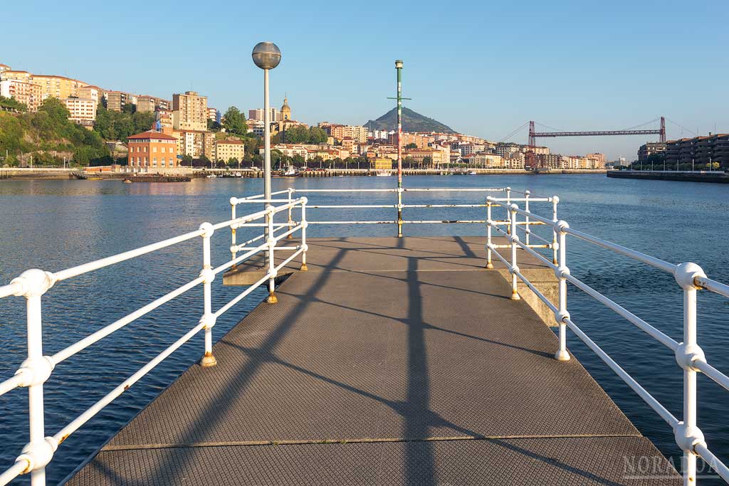 Muelle de la Benedicta con el Puente Colgante de Portugalete de fondo