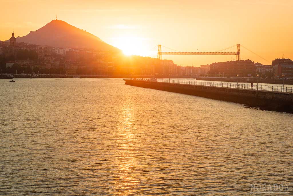Muelle de la Benedicta y Puente Bizkaia al atardecer