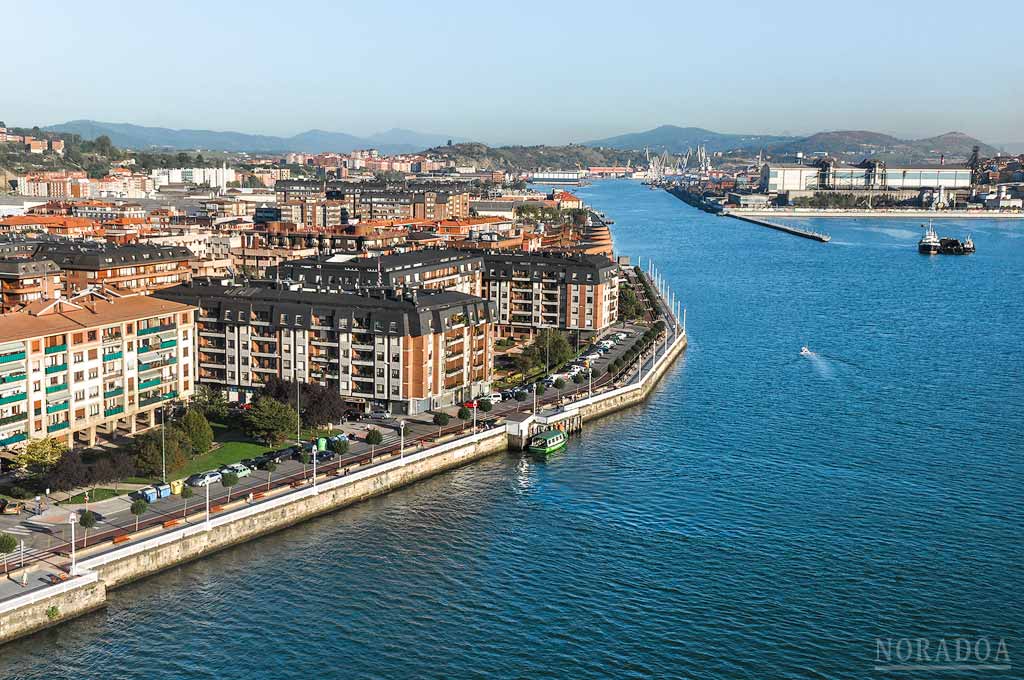 Vistas desde la pasarela peatonal del puente Colgante de Portugalete