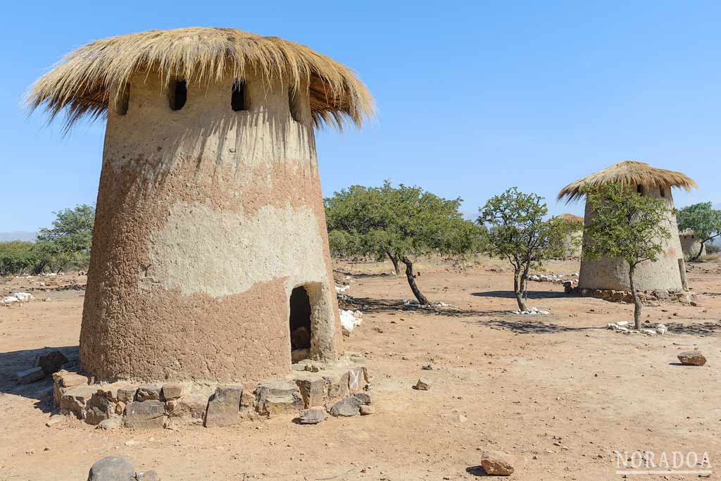 Las qollqas tienen una base circular de piedra y una forma cónica de unos tres metros de altura