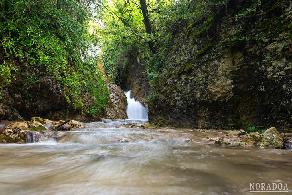 Cascada principal de la ruta Cañón del río Iranzu
