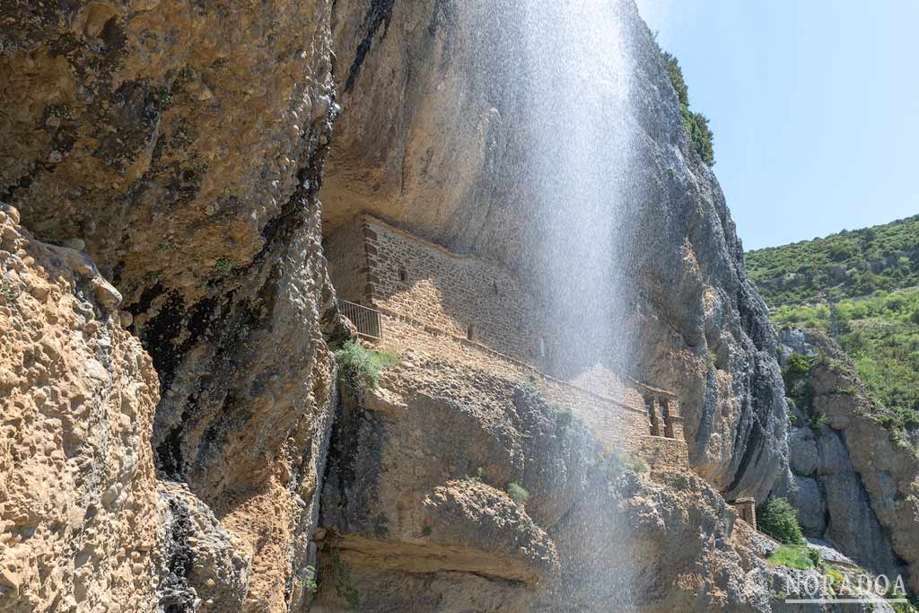 Ermita de la Cueva y la cascada del Chorro